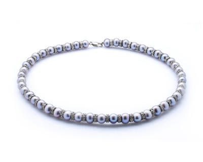 Ожерелье из серебристого круглого жемчуга со стразами. Жемчужины 8-8,5 мм