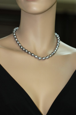 Ожерелье из серого рисообразного речного жемчуга. Жемчужины 9-10 мм